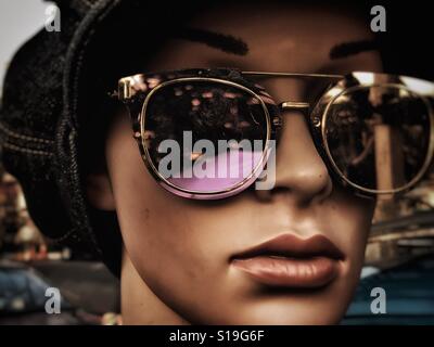 Mannequin et lunettes Banque D'Images