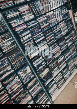 Des piles de films DVD sur des étagères Banque D'Images