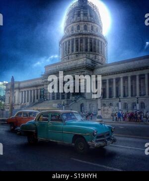 Vieilles voitures classiques en face de El Capitolio à La Havane, Cuba Banque D'Images