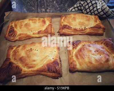 Pasties, fraîchement cuisinés, tout droit du four Banque D'Images