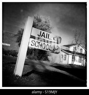 Prison et signe l'école sur la rue Main. Parc d'état historique de Columbia, Columbia, Tuolumne County, Californie, USA Banque D'Images