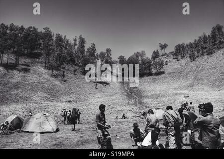 Ranu Kumbolo Basecamp sur la montagne Semeru - Noir et Blanc Banque D'Images