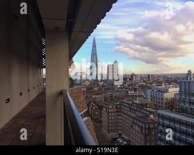 Angleterre, Royaume-Uni. Le Shard London Bridge et domaine de Southwark comme vu de la Tate Modern. Banque D'Images