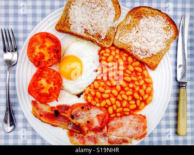 Petitdéjeuner anglais traditionnel avec haricots rouges et bacon frit