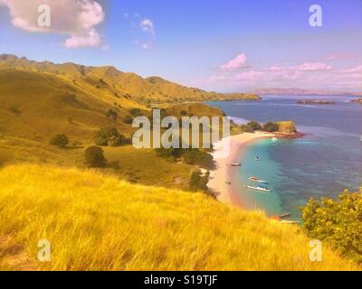 Îles de Komodo paysage avec vue sur la mer et la plage sur l'heure d'été Banque D'Images