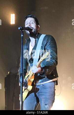 Matthew Ramsey, chanteur de la Old Dominion, exécute pour le compte d'une foule à Peoria, Illinois. Banque D'Images