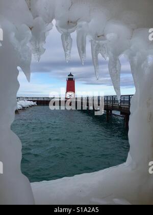 À la lumière de la jetée sud Station dans Charlevoix, Michigan grâce à une fenêtre de glace. Banque D'Images