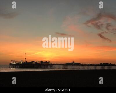 Brighton's Palace Pier at sunset Banque D'Images