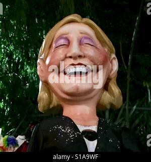 Modèle en papier mâché de candidat à l'élection présidentielle française, Marine Le Pen durant la belle semaine sainte. Banque D'Images