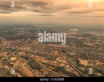 Oiseaux spectaculaires bird's eye view of summer storm clouds over Columbus Ohio USA paysage urbain vu de dessus avec copie espace Banque D'Images