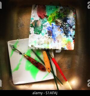 Les restes de peinture acrylique en cours de nettoyage d'un palais / plaque Banque D'Images