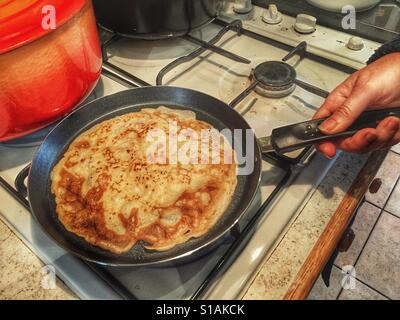 Faire des crêpes à Mardi Gras, crêpes Banque D'Images