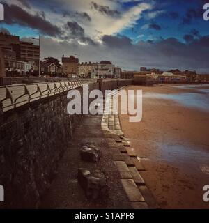 Plage vide sur un jour de mauvais temps, Weston super Mare, North Somerset, Angleterre Banque D'Images