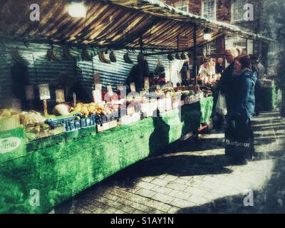 Les fruits et légumes frais en vente dans le marché du samedi à Beverley dans l'East Riding of Yorkshire Banque D'Images