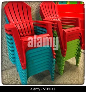 Chaises Adirondack en plastique Banque D'Images