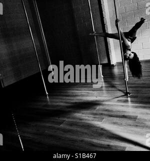 Carolina Echavarria, une jeune danseuse, pôle colombien effectue au cours d'une séance de formation de pole dance à l'Academia Pin Up, un studio de danse à Medellín, Colombie, 2 mars 2016. Banque D'Images