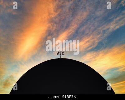 Le nom de 'Allah' dans la mosquée avec incroyable fond Coucher de soleil jaune Banque D'Images