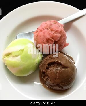 Trois boules de glace dans une assiette avec la cuillère Banque D'Images