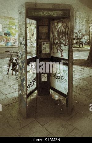 Une photographie d'un grungey vandalisé téléphone fort à Bristol, Royaume Uni Banque D'Images