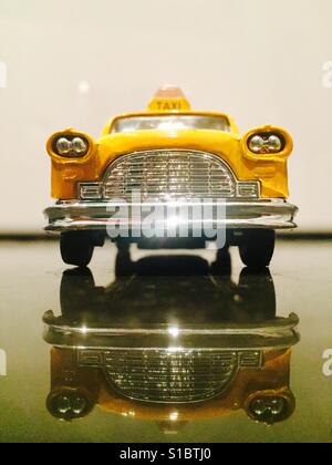 Big yellow taxi Banque D'Images