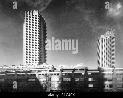 Photo en noir et blanc de la tour de blocs du Barbican Estate, un exemple de l'architecture brutaliste britannique, à Londres, Angleterre, Royaume-Uni. Banque D'Images