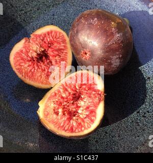 Figues fraîches avec saveur délicieuse décoré sur une plaque en céramique Banque D'Images