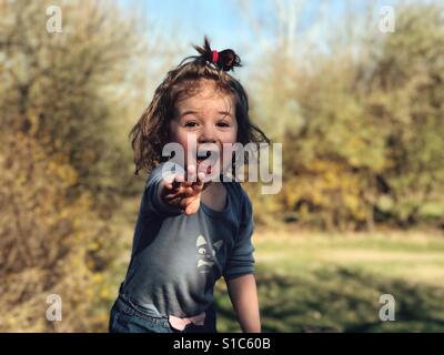 Heureux fillette de deux ans jouant dans la nature Banque D'Images