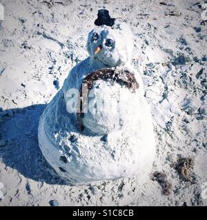 Bonhomme de sable à la plage Banque D'Images