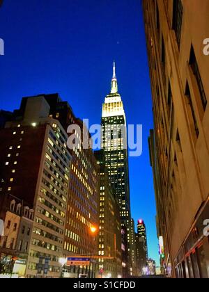 L'Empire State building éclairé en lumière blanche au crépuscule, NYC, USA Banque D'Images