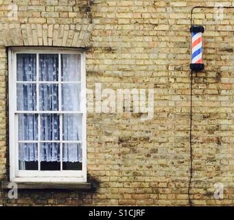 Un barbier à l'ancienne avec poteau électrique moderne. Banque D'Images