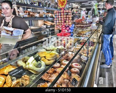 Café Wien & Pasteleria Austriaco à Javea, Espagne. Vue intérieure au guichet avec affichage des pâtisseries et les clients au comptoir. Banque D'Images