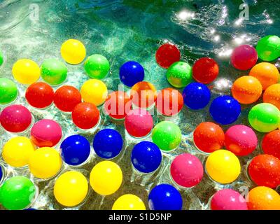 Billes en plastique coloré flottant sur l'eau Banque D'Images