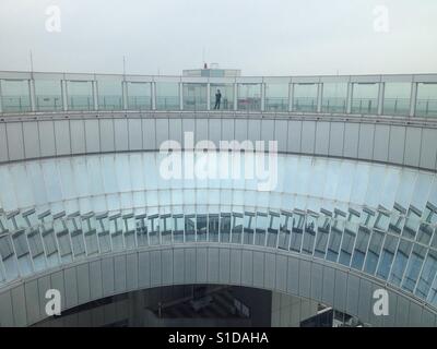 Un seul gardien de sécurité en haut de l'Umeda Sky Building d'Osaka, au Japon. Banque D'Images