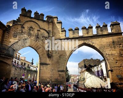 Une image de la Vierge Marie entre dans une porte de l'antique ville de Baeza à Pâques Semaine Sainte en Baeza, Jaén province, Andalusia, Spain Banque D'Images