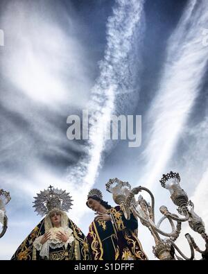 La Vierge Marie et saint Jean sont affichés sous le ciel couvert de chemtrails pendant la semaine de Pâques à Baeza, Jaén province, Andalusia, Spain Banque D'Images