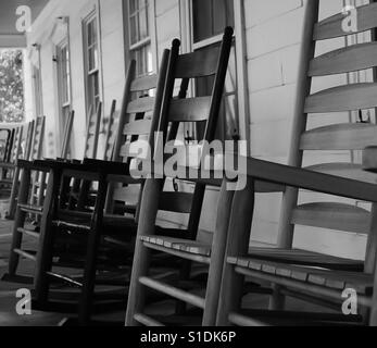 Photo en noir et blanc de pays véranda avec chaises berçantes Banque D'Images