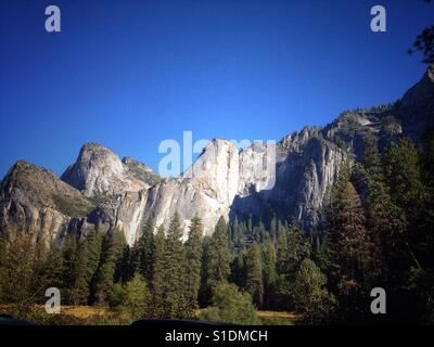 Avis de Bridal Veil Falls dans la vallée de Yosemite Yosemite National Park, dans la Sierra Montagnes de la Californie. Banque D'Images