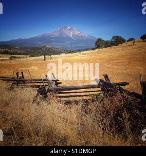 Surplombant le ranch jusqu'au mont Shasta en Californie du Nord. Banque D'Images