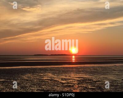 Coucher de soleil sur l'Île Hilbre, Wirral Banque D'Images