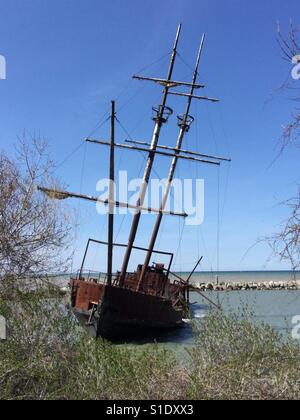 La Grande Hermine, une épave abandonnée sur les rives du lac Ontario se reposant à Jordan Harbour à l'ouest de St. Banque D'Images