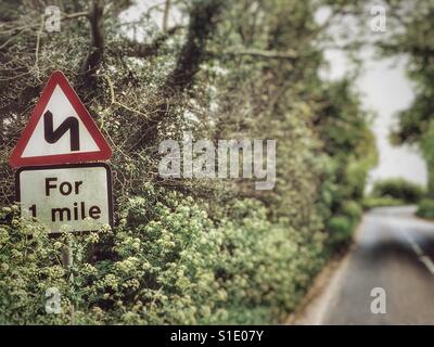 Se plie en route pour 1 mile road traffic sign, B1083, Bawdsey, Suffolk, UK. Banque D'Images