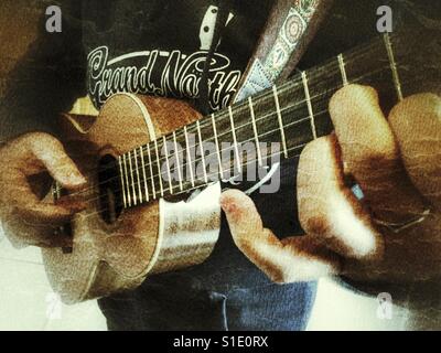 Femme jouant de l'cinq cordes ukulele ténor, cours double chaîne 4ème G Banque D'Images