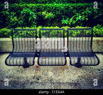 3 sièges vides sur un banc dans un parc Banque D'Images