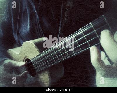 Musicien jouant un ténor 5 Cordes ukulele. 4ème cours double chaîne, low g / haute g Banque D'Images