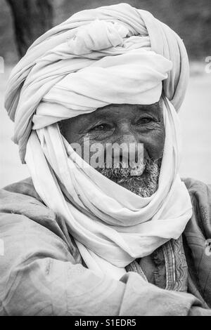 Portrait d'ancien homme touareg, noir et blanc Banque D'Images