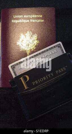 Passeport français, American Express Platinum card et carte Priority Pass. Banque D'Images