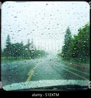 La conduite sur un jour de pluie. Banque D'Images