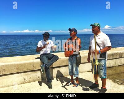 Musiciens cubains d'effectuer avec l'arrière-plan sur l'océan Banque D'Images