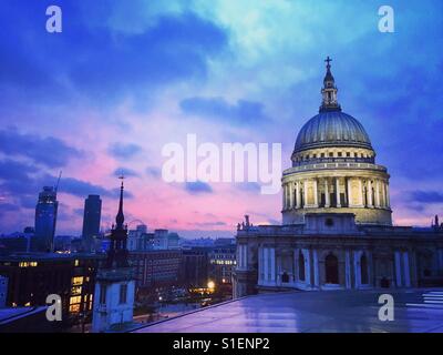 Coucher de soleil derrière la Cathédrale St Paul Banque D'Images