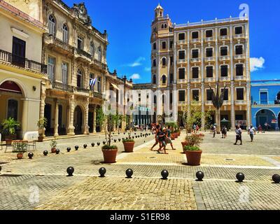 Vue sur la Plaza Vieja dans la Vieille Havane, Cuba Banque D'Images
